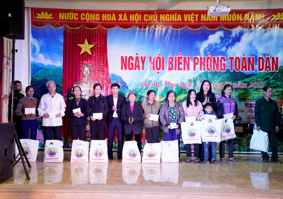 Chương trình cùng trao tặng 30 suất quà cho các gia đình chính sách, gia đình có hoàn cảnh khó khăn trên địa bàn Vũ Quang.