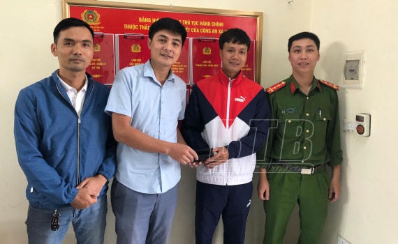 Thầy giáo Nguyễn Duy Tùng và thầy giáo Nguyễn Tất Minh (bên phải) trao trả lại tài sản cho anh Nguyễn Ngọc Long. Ảnh: Báo Thái Bình.