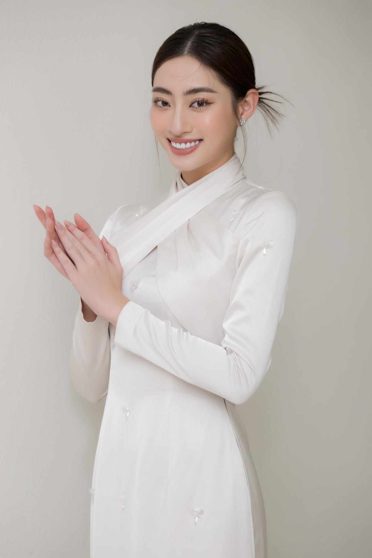 Lương Thùy Linh được biết đến là nàng Hậu với nhan sắc xinh đẹp cùng trình độ học vấn tốt. 
