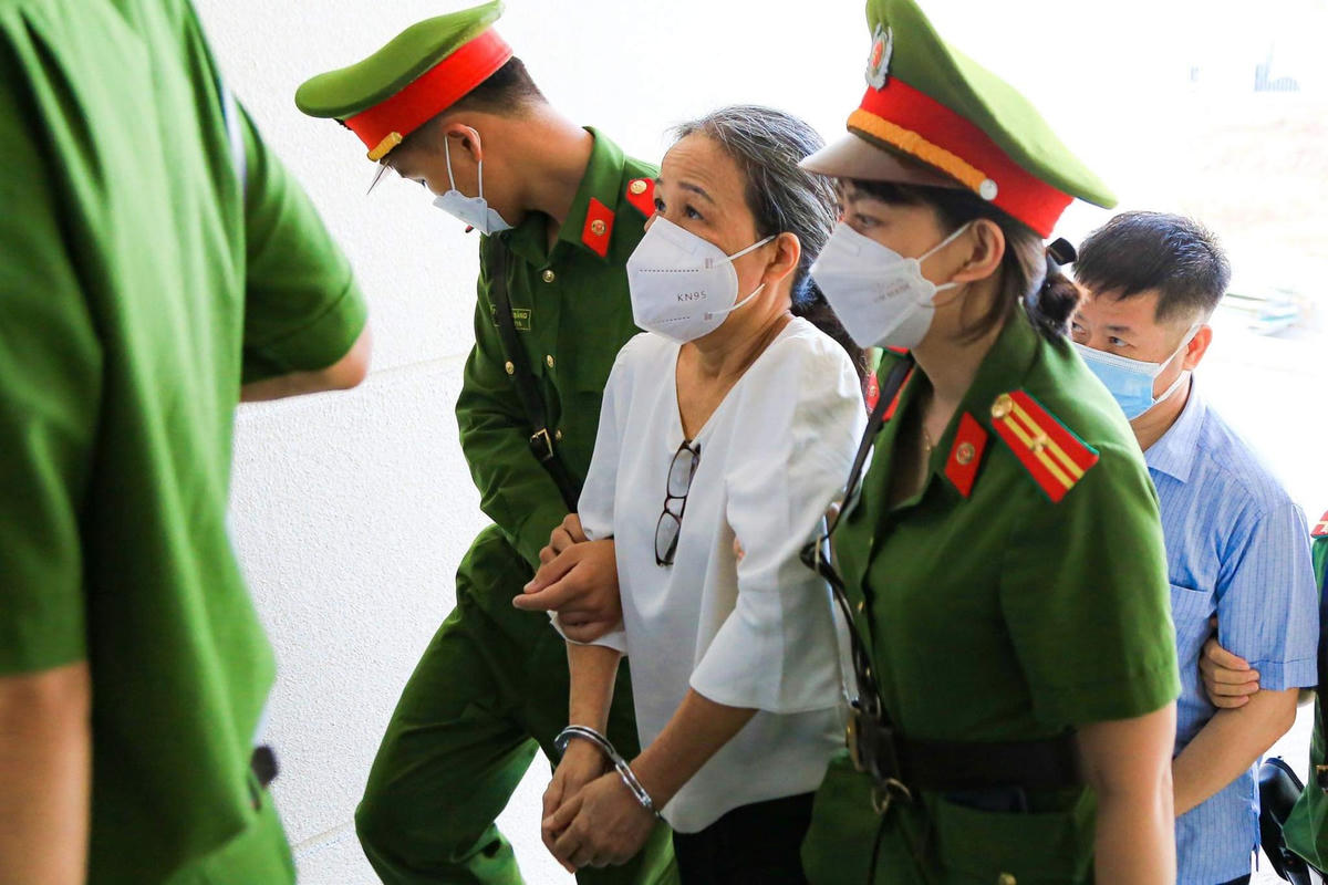 Cựu Bí thư Tỉnh ủy Bình Dương cùng các bị cáo bị áp giải đến tòa