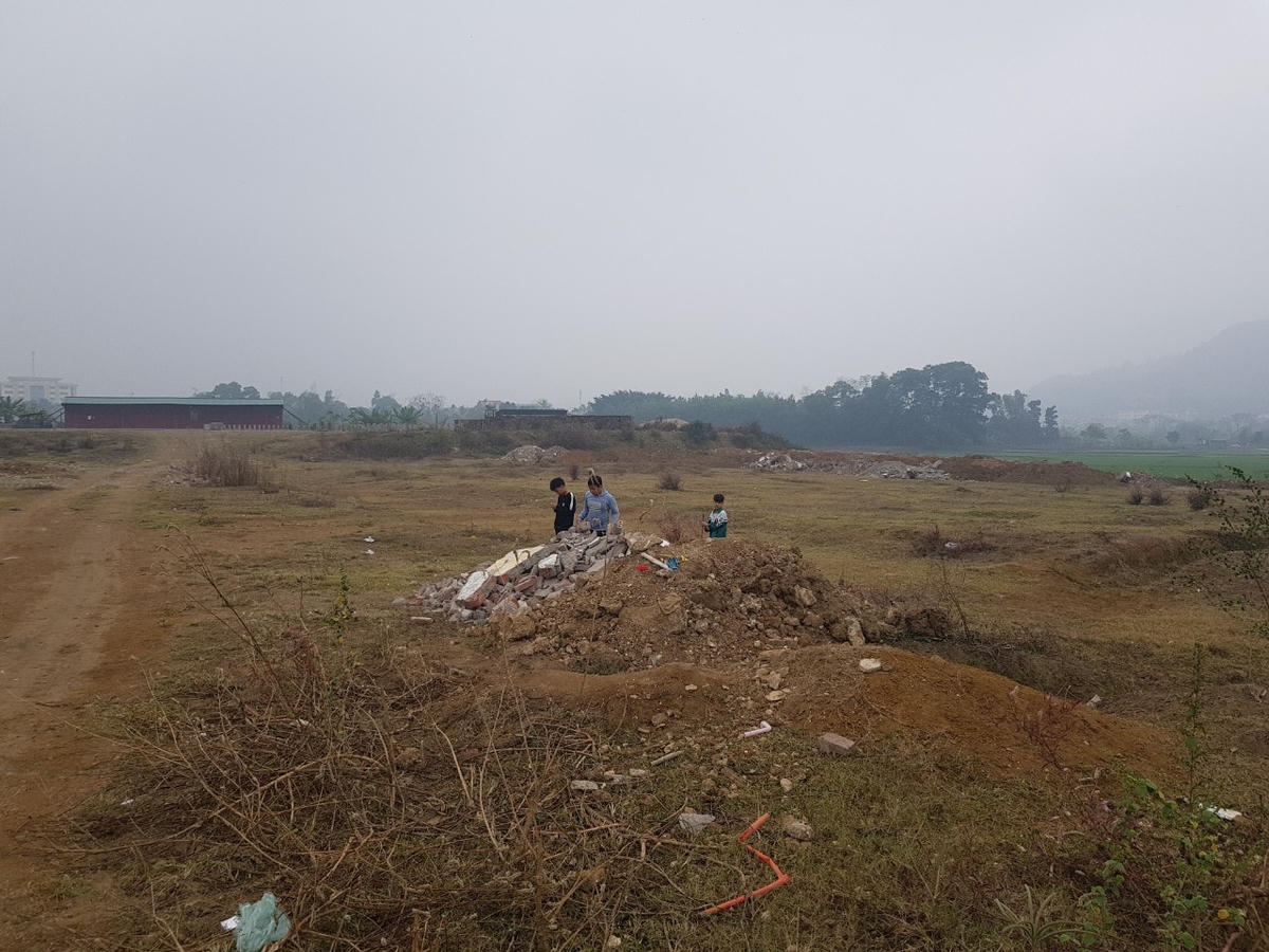 Trẻ nhỏ ra nô đùa tại dự án.