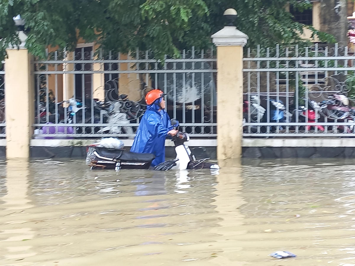 Thống kê từ Văn phòng Ban Chỉ huy PCTT-TKCN tỉnh Thừa Thiên - Huế đến 9h sáng 15/10, do nước sông lên cao và ngập úng bởi cường suất mưa lớn, gây ngập cho nhà cửa ước tính có khoảng 19.918 nhà ngập, với độ sâu từ 0,3-0,8 m tùy từng vùng và khu vực.