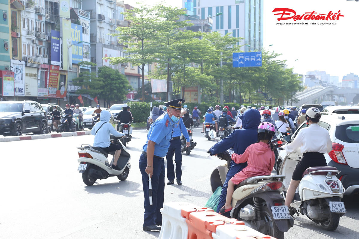 Song, dù có sự hướng dẫn của lực lượng chức năng để di chuyển nhưng một số phương tiện vẫn ngang nhiên vi phạm đặc biệt là xe đạp.
