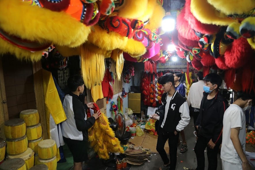 Năm nay, lượng khách đến tìm mua đầu lân đông dần từ thời điểm tháng 6 Âm lịch. Hiện tại, khi Tết Trung thu đang cận kề, đa số các cơ sở đã dần ngưng sản xuất để tập trung vào công việc phân phối hàng ra thị trường.