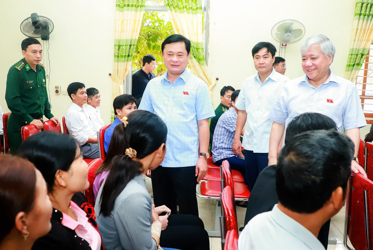 Chủ tịch UBTƯ MTTQ Việt Nam Đỗ Văn Chiến trò chuyện với cử tri trước khi vào Hội nghị.