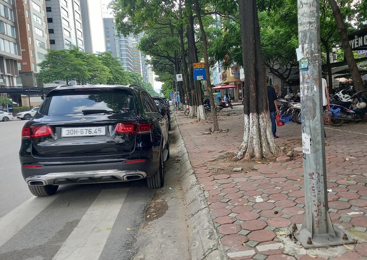 Xe ô tô đỗ dưới lòng đường chiếm hết điểm dừng của xe buýt.