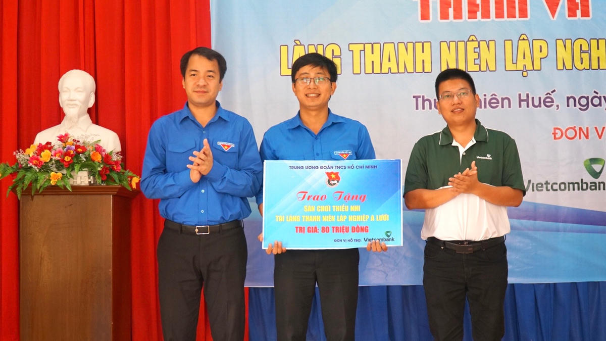 Lãnh đạo Trung ương Đoàn tao tặng công trình sân chơi thiếu nhi.