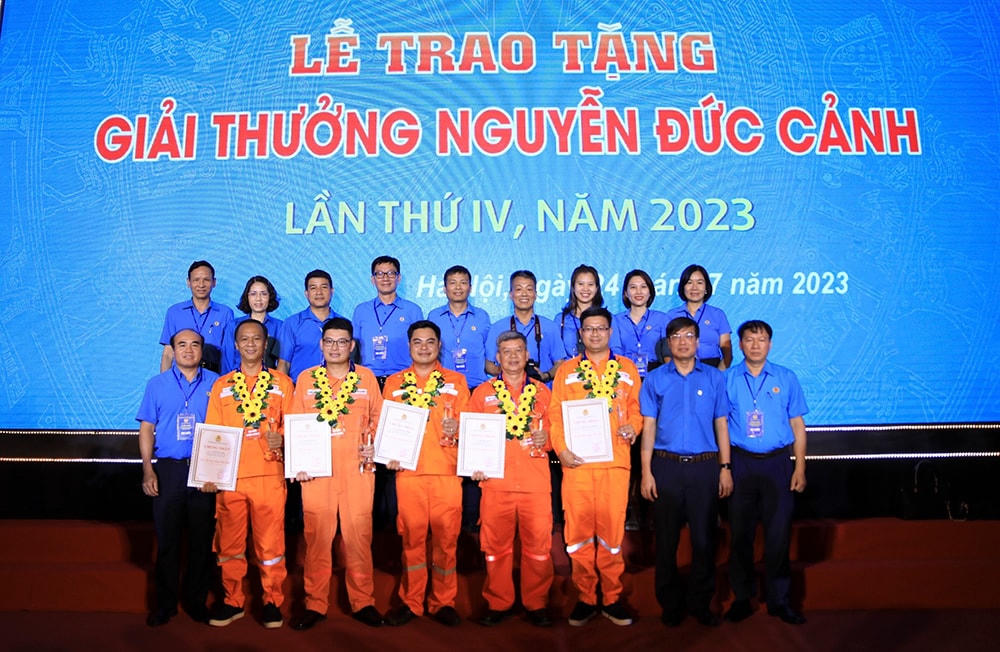 5 cá nhân tiêu biểu của EVN (đồng phục áo cam) vinh dự nhận giải thưởng Nguyễn Đức Cảnh.