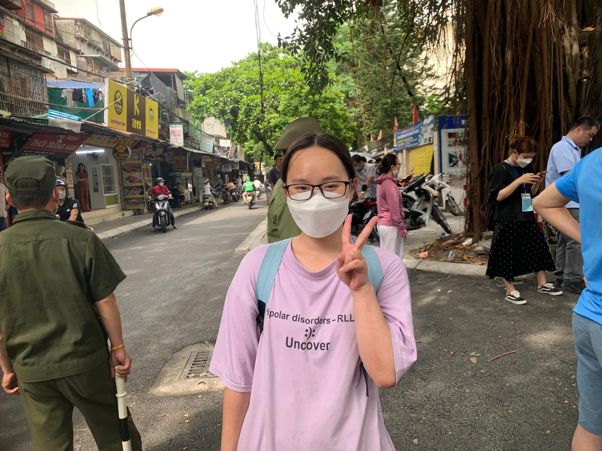 Em Nguyễn Thi Khánh An, học sinh lớp 12D1, Trường THPT Đào Duy Từ cũng cho biết: “Em cảm thấy đề thi năm nay ổn định và dễ thở. Em đã ôn tập và luyện đề rất kỹ lưỡng. Em không có gì lo lắng”.