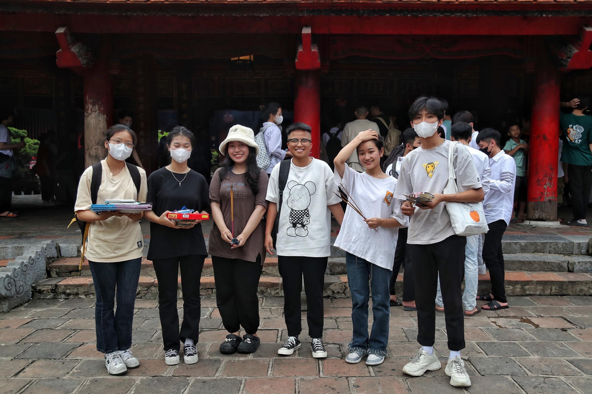 Cụ thể, sẽ có hơn 917.700 thí sinh sẽ dùng kết quả thi để vừa xét tốt nghiệp vừa xét tuyển sinh đại học. Số thí sinh thi để xét tốt nghiệp THPT là hơn 73.200. Số thí sinh thi để xét tuyển vào đại học là hơn 34.200. Kỳ thi tốt nghiệp THPT năm nay diễn ra từ ngày 27 đến ngày 29/6.