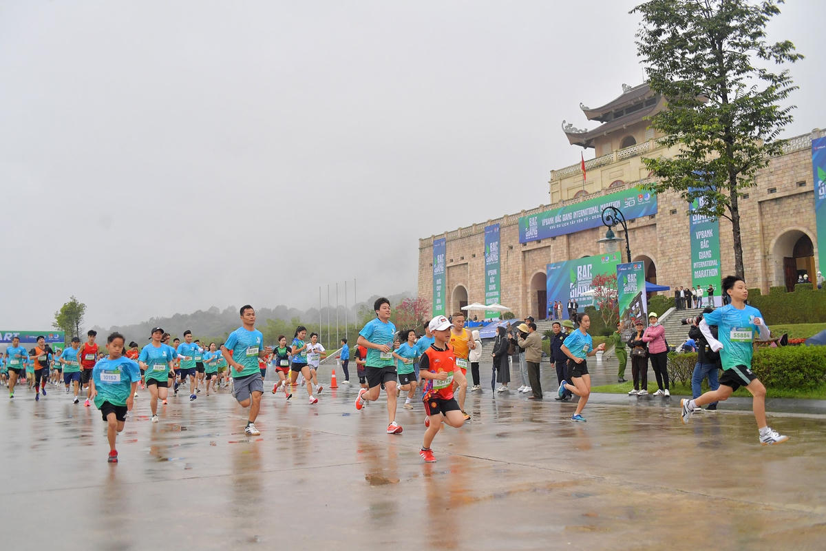 VPBank Bac Giang International Marathon 2023: 2.000 VĐV hoàn thành 'Bước chạy tới đỉnh thiêng'