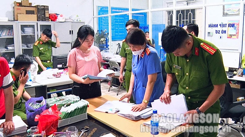 Cơ quan điều tra tiến hành khám xét tại Trung tâm Dạy nghề tư thục Tùng Linh. Ảnh: Báo Lạng Sơn.