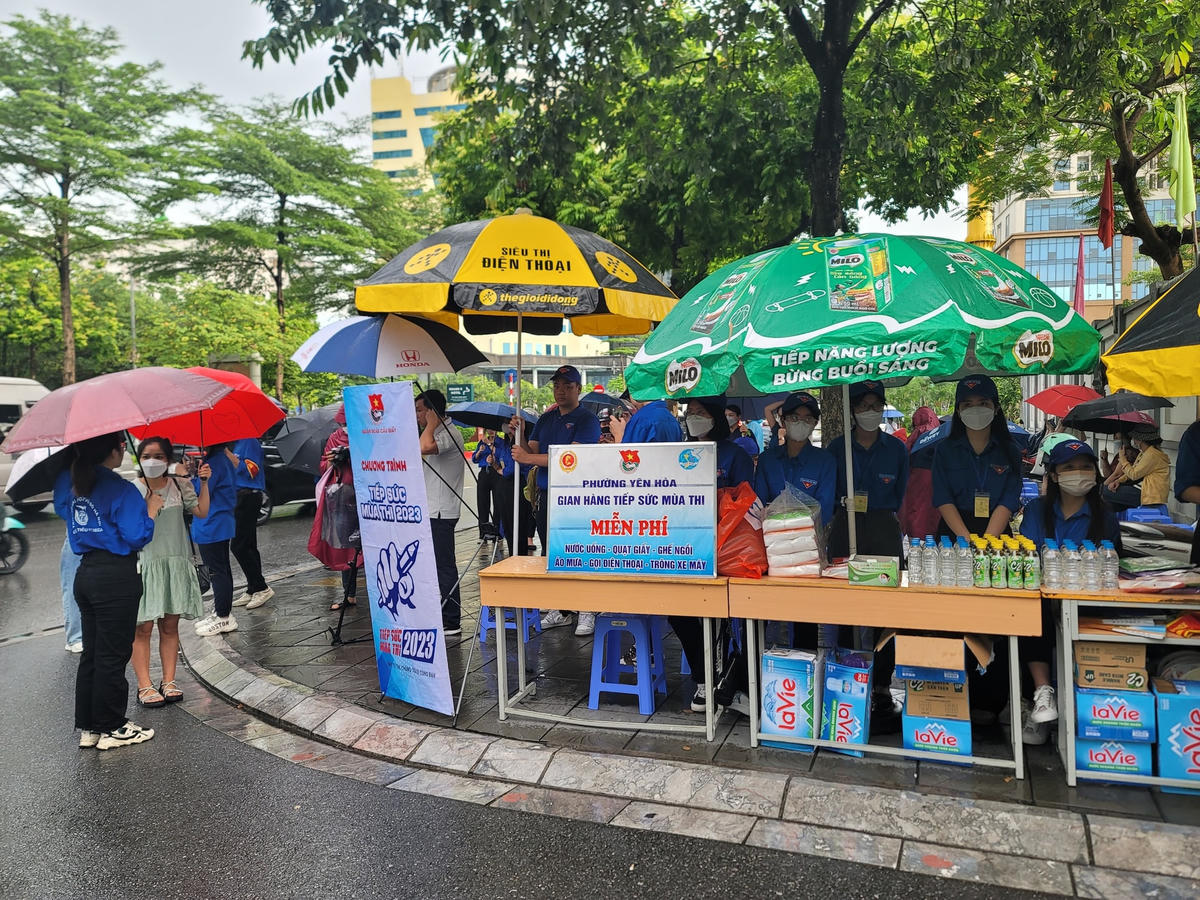 Hà Nội: Thí sinh 'đội mưa' đi thi môn đầu tiên
