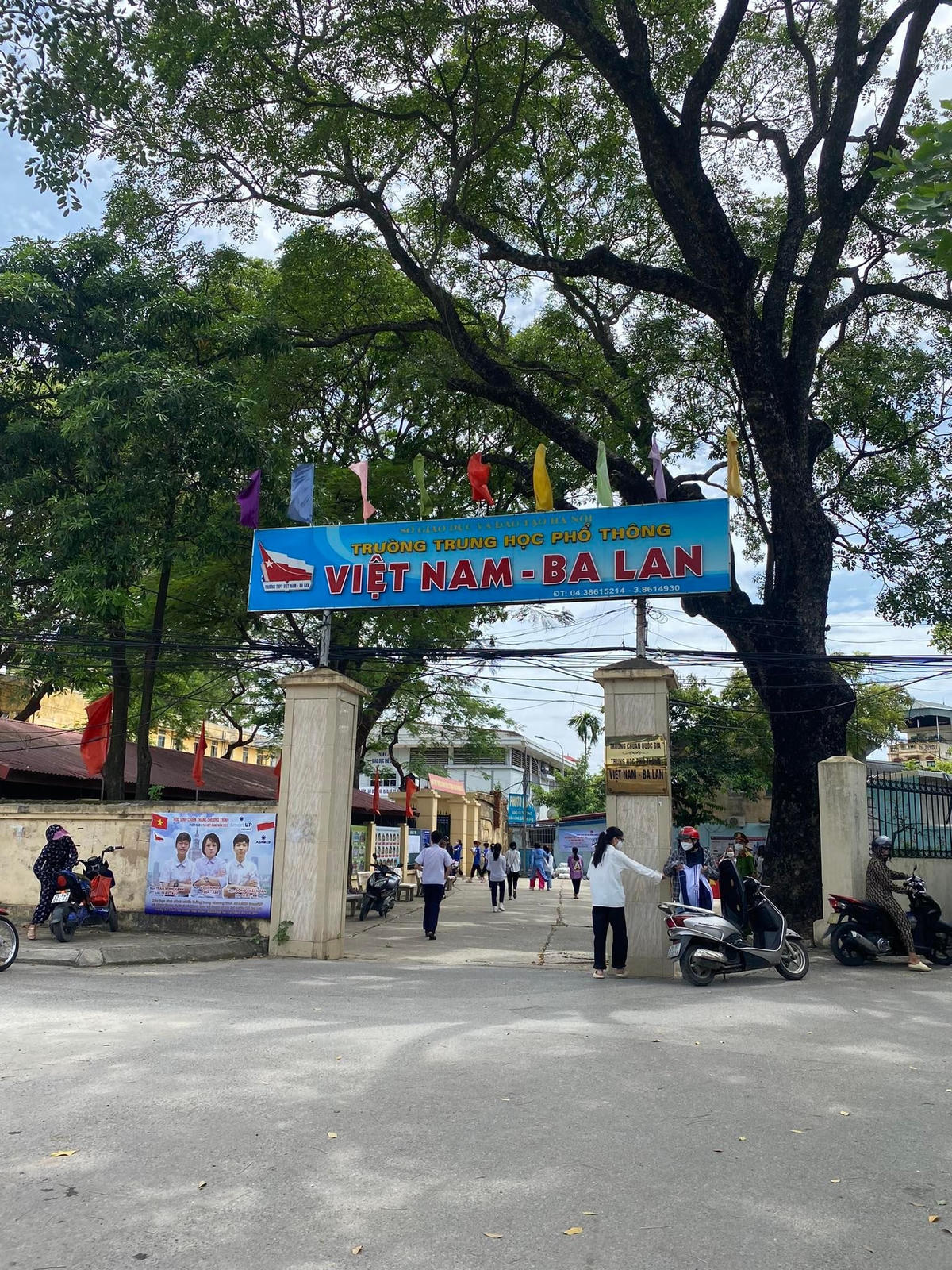 Tương tự, nhiều thí sinh tại điểm thi THPT Việt Nam - Ba Lan cũng đến phòng thi từ 12h30.