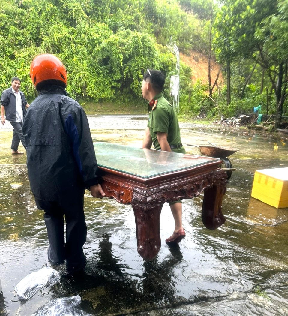 Lực lượng chức năng giúp người dân Phước Sơn sơ tán đi nơi an toàn.