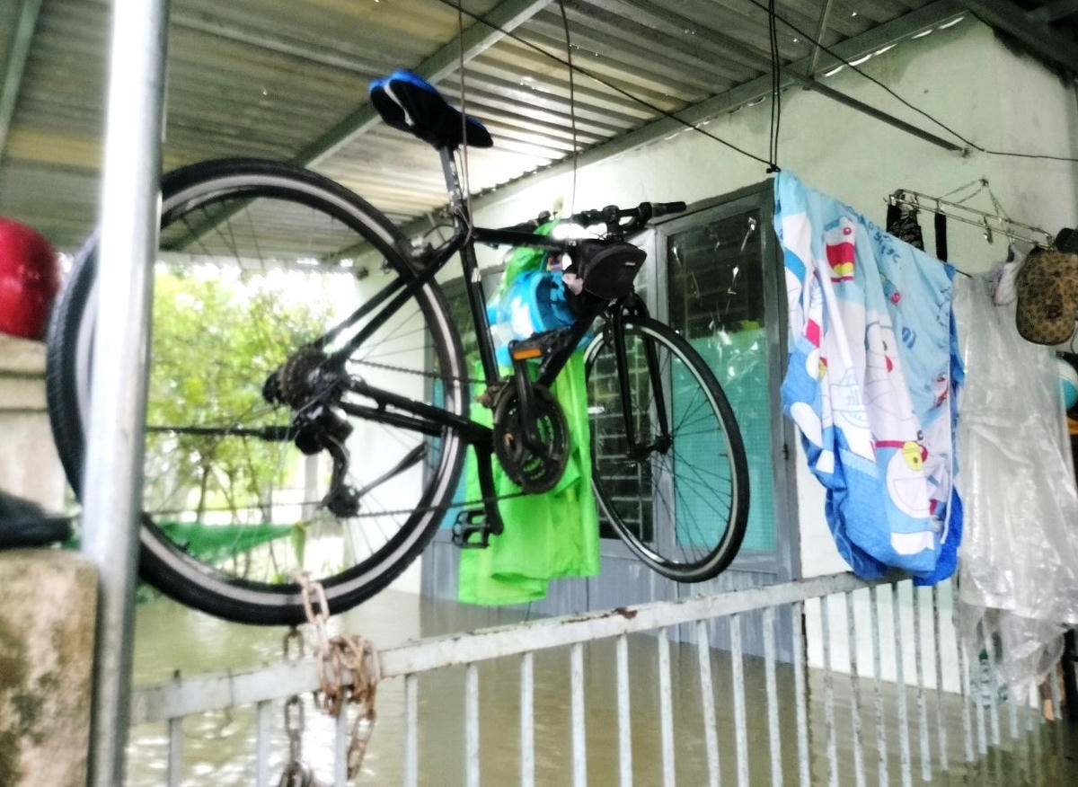 Người dân đưa phương tiện, đồ đạc lên vị trí cao.