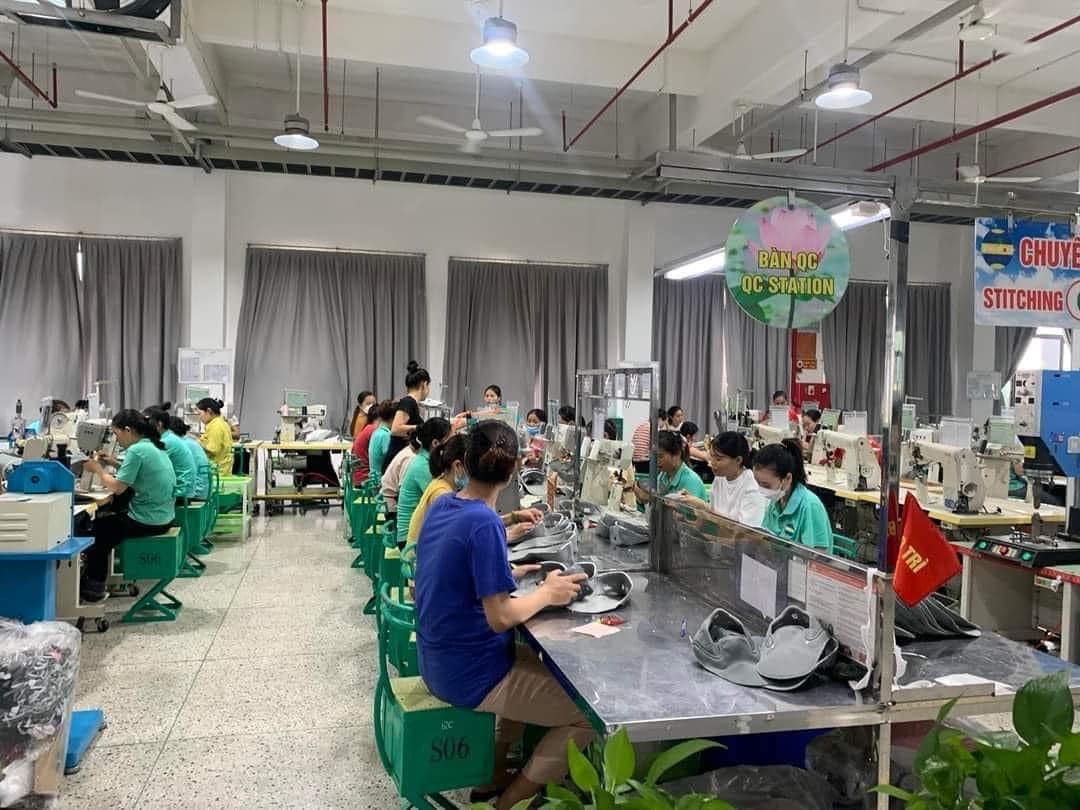 Công nhân Công ty Viet Glory trở lại làm việc.
