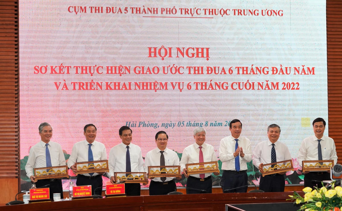 Các địa phương trao tặng quà lưu niệm tại Hội nghị.