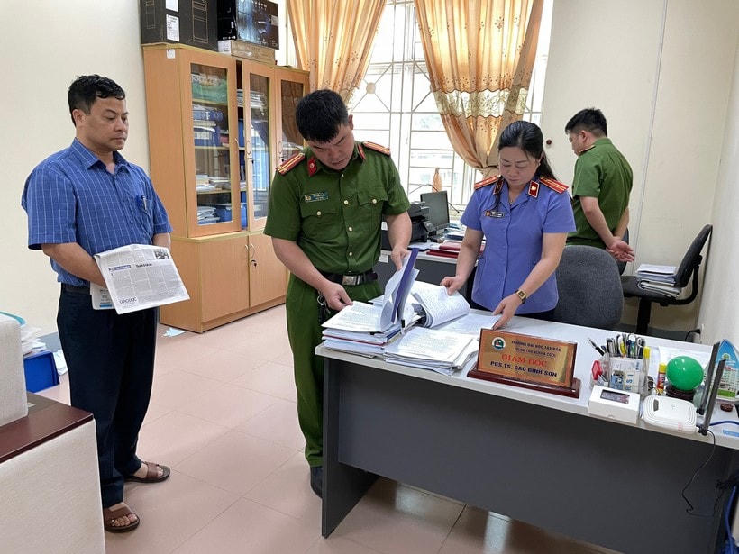 Cơ quan Công an khám xét, kiểm tra giấy tờ tại phòng làm việc của Cao Đình Sơn.