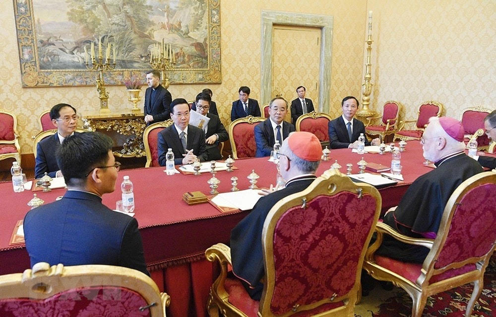 Chủ tịch nước Võ Văn Thưởng gặp Thủ tướng Vatican, Hồng y Pietro Parolin. Ảnh: Thống Nhất/TTXVN.