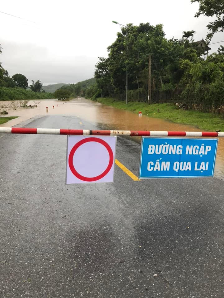 QL48 đoạn qua huyện Quỳ Châu bị ngập nước, khiến phương tiện giao thông không thể qua lại.