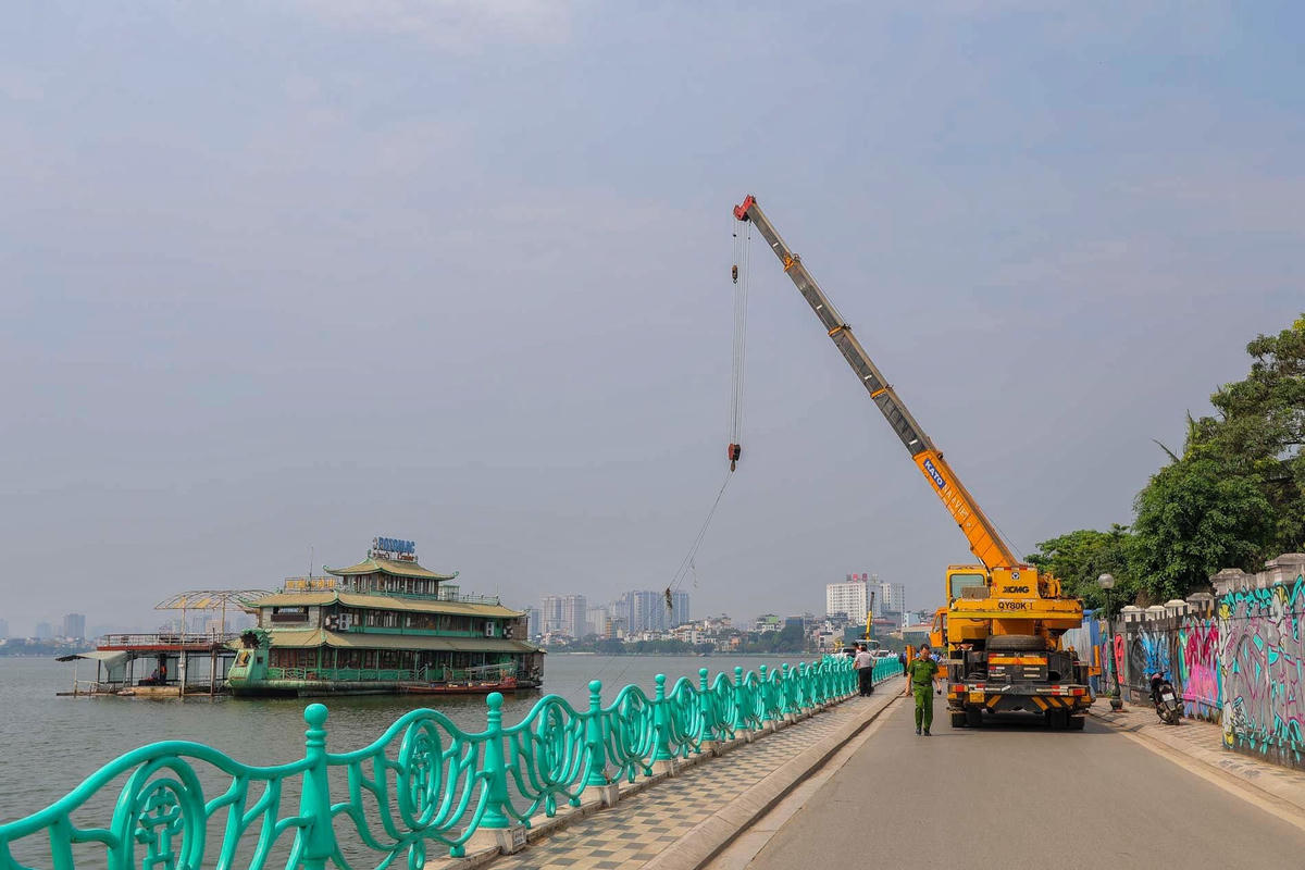 Theo UBND quận Tây Hồ, thực hiện Thông báo số 38/TB-UBND ngày 7/2/2017 của UBND thành phố Hà Nội chỉ đạo chấm dứt toàn bộ hoạt động của các doanh nghiệp kinh doanh trong phạm vi quản lý hồ Tây; xác định vị trí tập kết và tổ chức di chuyển các tàu, thuyền, phương tiện nổi về 1 vị trí tập kết, xây dựng kế hoạch tháo dỡ, di dời triệt để các phương tiện này ra khỏi hồ Tây.
