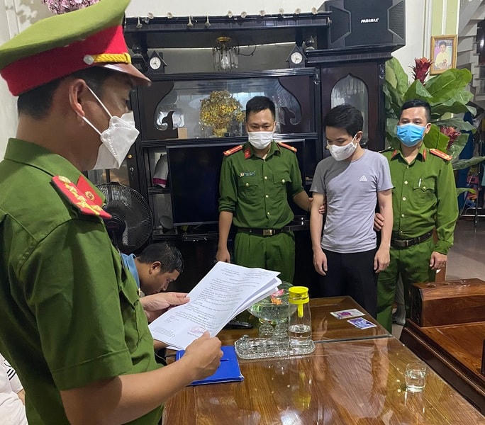 Cơ quan Cảnh sát điều tra Công an TX Ba Đồn thi hành lệnh bắt tạm giam đối với Hoàng Chính Thành.