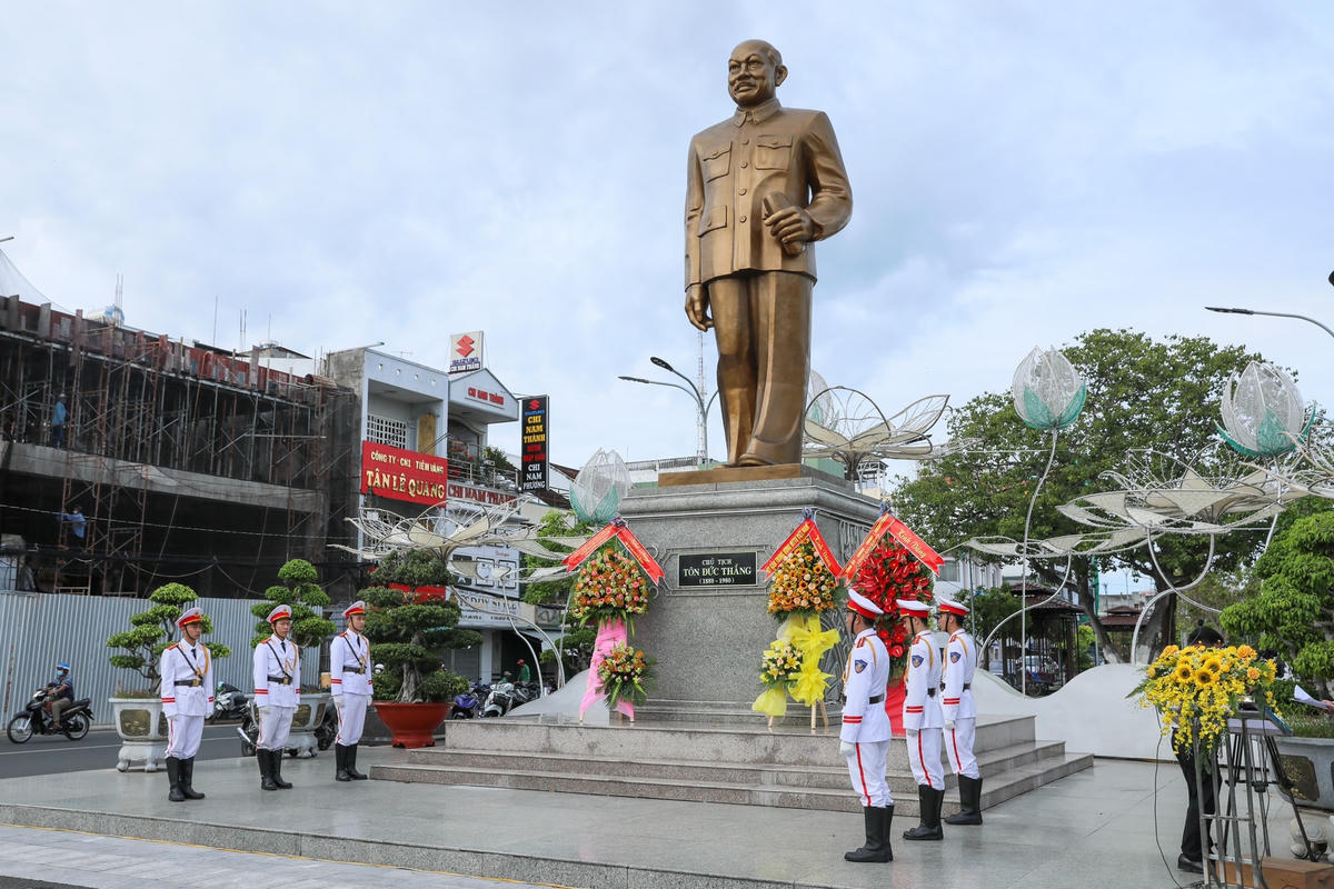 Đoàn đại biểu hai nước tham dự Hội nghị dâng hương, dâng hoa tại tượng đài Chủ tịch Tôn Đức Thắng tại thành phố Long Xuyên, tỉnh An Giang.