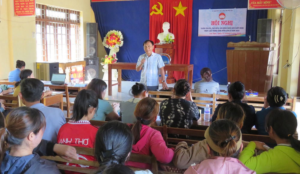 Ông Nguyễn Quốc Hoàn, Chủ tịch Ủy ban MTTQ Việt Nam tỉnh Phú Yên, giải đáp mọi thắc mắc cho người dân.