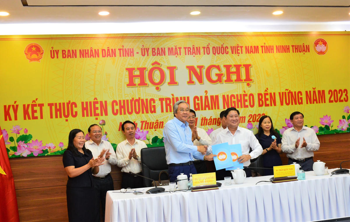 Ông Trần Quốc Nam, Phó Bí thư Tỉnh ủy, Chủ tịch UBND tỉnh Ninh Thuận và ông Lê Văn Bình, UVTV Tỉnh ủy, Chủ tịch Ủy ban MTTQ Việt Nam tỉnh Ninh Thuận ký kết chương trình phối hợp.