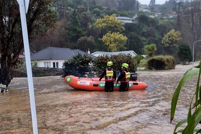 Mực nước sông Maitai ở Nelson, New Zealand, dâng cao do mưa lũ ngày 17/8/2022. (Ảnh: AFP/TTXVN).