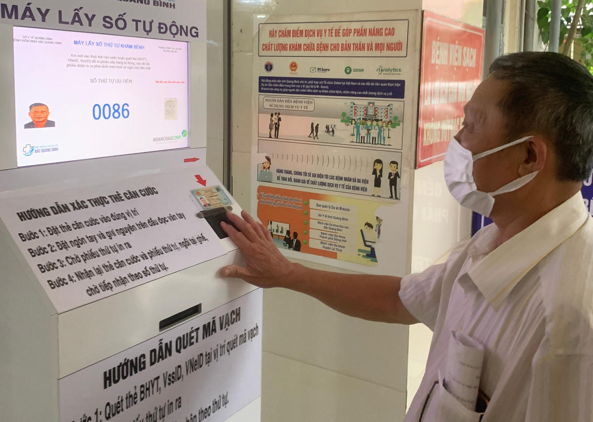 Người dân tiến hành xác thực sinh trắc để vào khám, chữa bệnh tại Bệnh viện đa khoa Khu vực Bắc Quảng Bình.