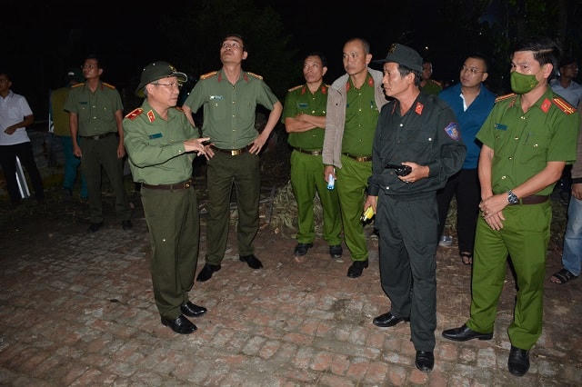 Thiếu tướng Nguyễn Đức Dũng chỉ đạo hiện trường vây bắt đối tượng Sanh.