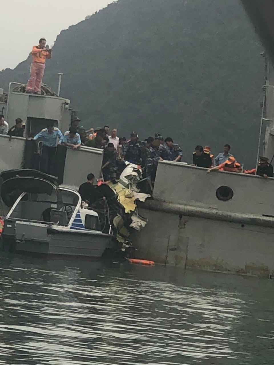 Lực lượng chức năng tiến hành trục vớt các mảnh vỡ từ chiếc trực thăng Bell 505 gặp nạn trong sáng ngày 4/6.Chiếc trực thăng cùng các mảnh vỡ được trục vớt, tìm thấy sẽ được đưa về Đồn biên phòng Cát Bà để phục vụ hoạt động điều tra.Lực lượng cứu hộ, cứu nạn bàn phương án tìm kiếm nạn nhân vụ trực thăng rơi trên vùng biển Cát Bà.