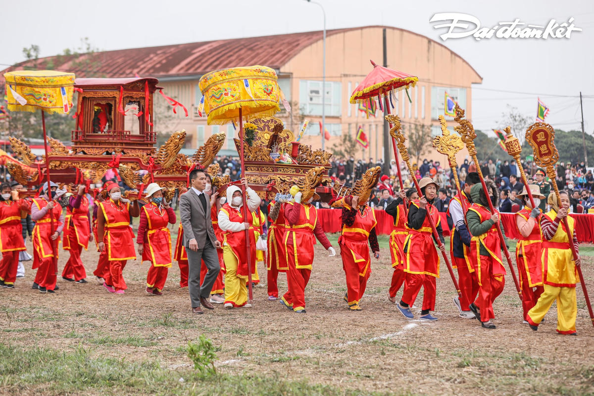 Lễ rước linh vị Vua Lê Đại Hành từ chùa Long Đọi Sơn xuống chân núi và nhập với đoàn rước Thành Hoàng làng cùng tổ nghề trống Đọi Tam dưới chân núi Đọi và đoàn rước tiến về khu ruộng mà trước đây Vua Lê Đại Hành đã đi cày đầu năm, khuyến khích người dân trồng lúa, chăm lo nông nghiệp.