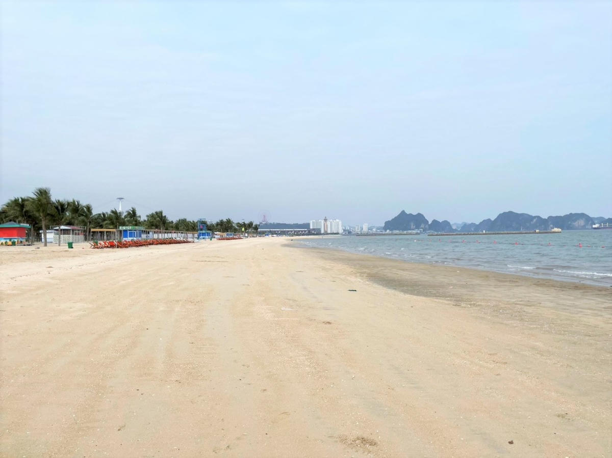 Đến hết ngày 26/4, toàn bộ rác thải, trong đó phần lớn là phao xốp, đã được thu dọn sạch sẽ tại các bãi tắm của TP Hạ Long.
