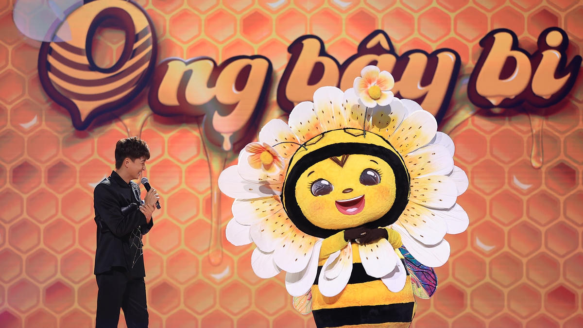 Ong Bây Bi được nâng cấp giao diện với 2 bông hoa cài đầu.
