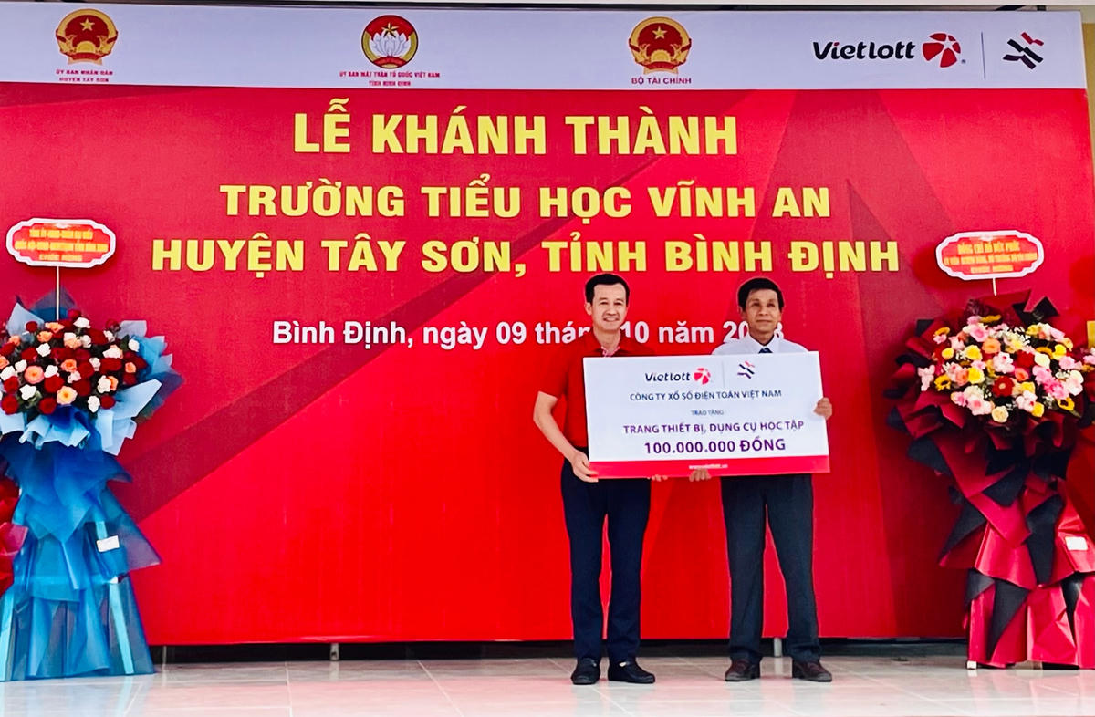 Đơn vị tài trợ trao bảng hỗ trợ 100 triệu mua trang thiết bị, dụng cụ học tập cho Trường Tiểu học Vĩnh An.