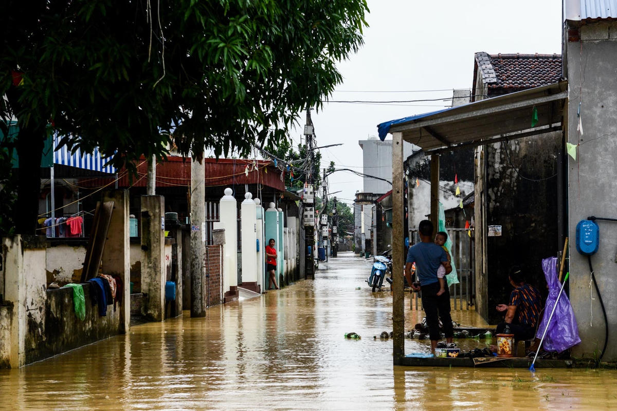 Sau trận mưa lớn kéo dài 2 ngày nay, toàn bộ diện tích thôn Bùi Xá bị ngập úng nặng nề.