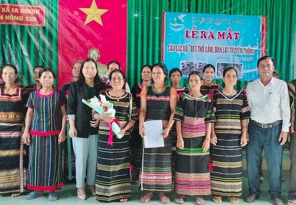 Ra mắt Câu lạc bộ dệt thổ cẩm, đan lát truyền thống buôn Nông Siu.