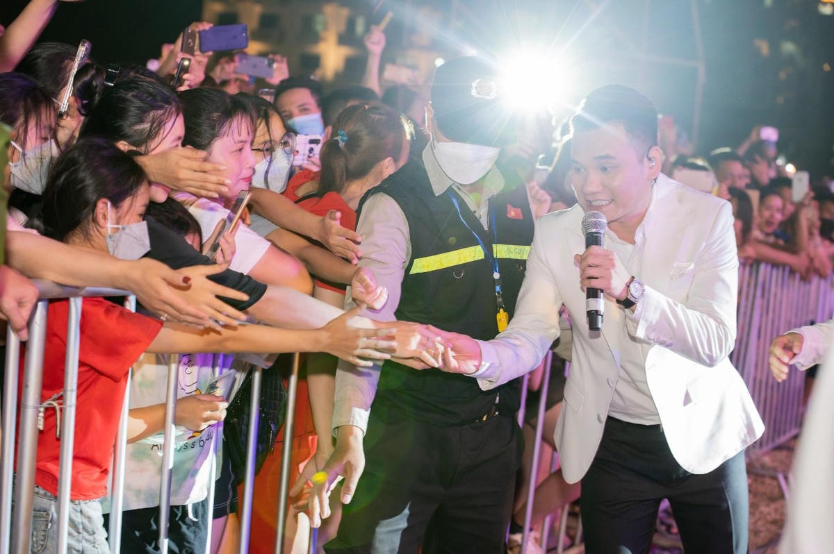 Khắc Việt khuấy động đêm nghệ thuật SunFest Sầm Sơn, Thanh Hóa dịp 30-4