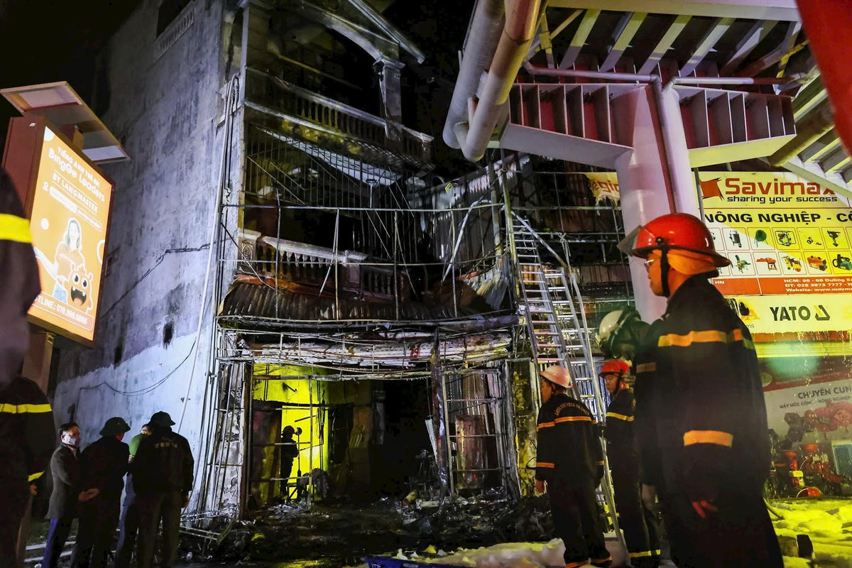 Ngôi nhà bị cháy ám khói đen từ tầng 1 tới tầng 4. Ảnh: Quang Vinh.