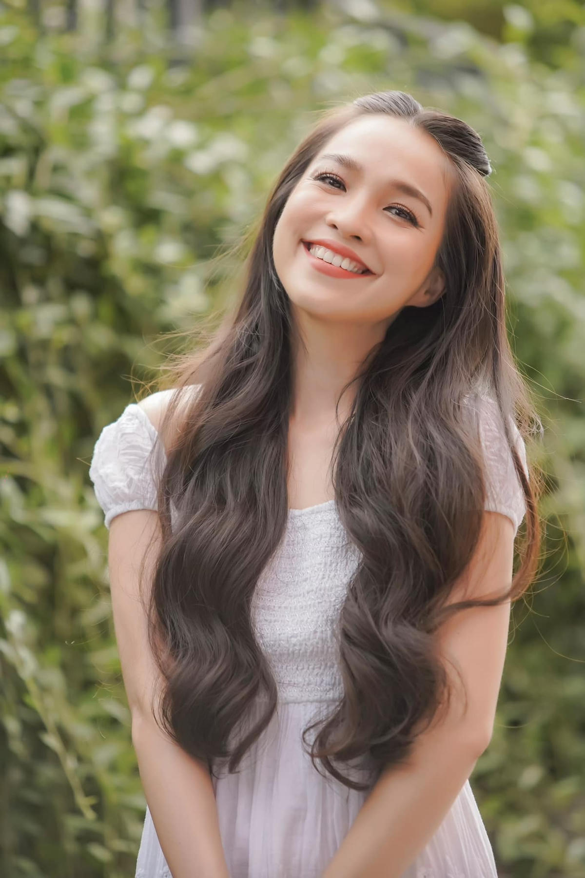 Trên trang cá nhân Facebook, khán giả khen Hiền Thục đẹp như thủa đôi mươi với hình ảnh tóc suôn dài khi điệu đà nữ tính, lúc lại cá tính, phá cách. 