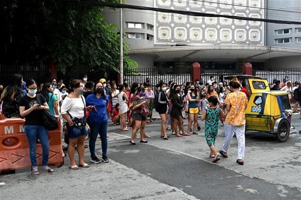 Người dân tại Manila, Philippines, sơ tán ra bên ngoài các tòa nhà sau trận động đất ngày 27/7/2022. Ảnh minh họa: AFP/ TTXVN.