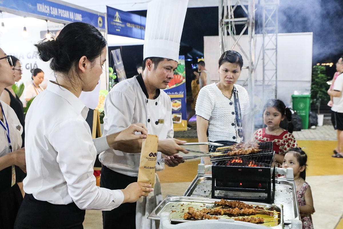 Các món ăn đặc sắc được các đầu bếp chế biến tại chỗ.