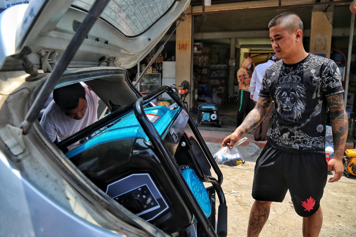 Tương tự, anh Nguyễn Văn Đồng người mua máy phát điện chia sẻ: "Tôi rất bực mình khi cứ đến trưa nắng là bị cắt điện. Nhà có các cháu nhỏ, thời tiết thì nóng nực đến người lớn còn ốm chứ chẳng phải trẻ con. Nên buộc tôi phải bỏ ra 12 triệu đồng để mua chiếc máy phát điện về phục vụ cho gia đình mỗi khi mất điện".