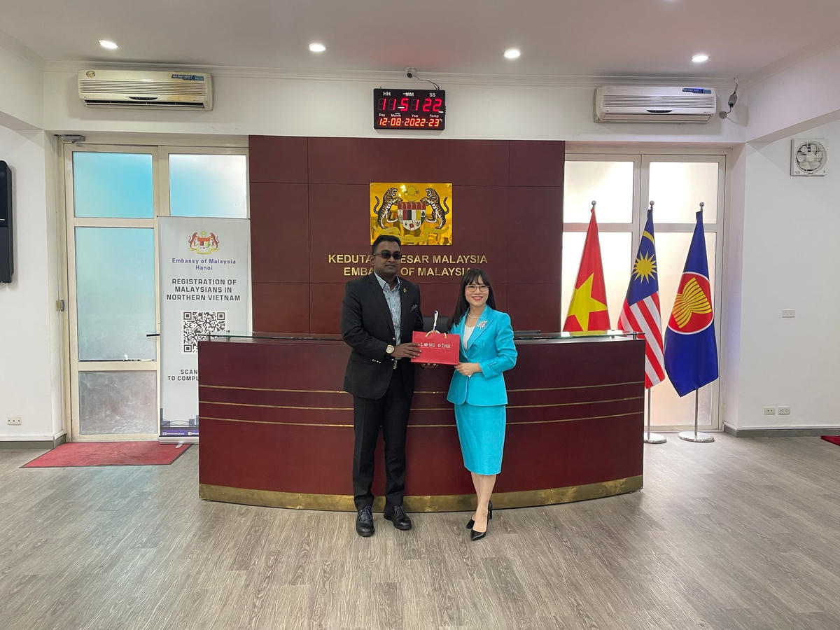 Bà Nguyễn Thị Minh Hằng, Chủ tịch Công ty cổ phần Tập đoàn MHGROUP và ông Neermal Shunmugam - Quyền Đại sứ kiêm Tham tán Công vụ Đại sứ quán Malaysia tại Việt Nam.