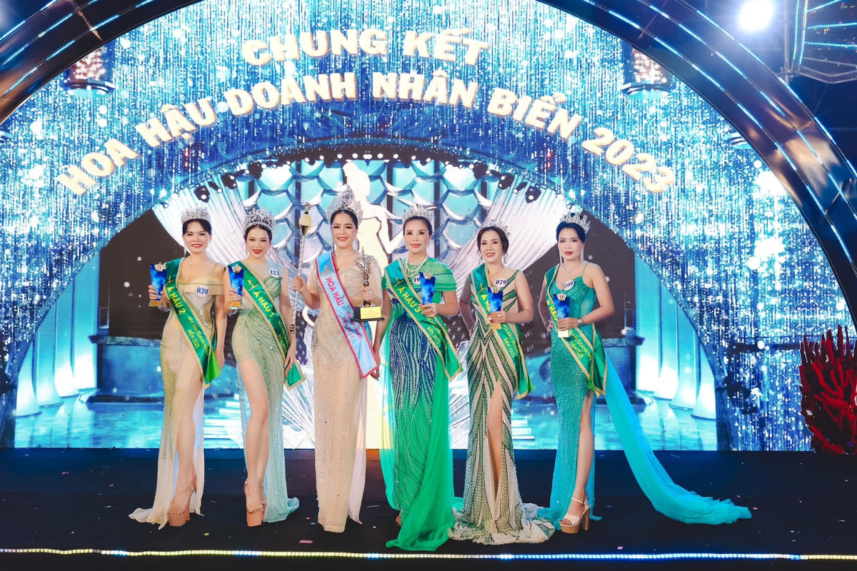 Các người đẹp đoạt danh hiệu Hoa hậu và á hậu của cuộc thi. 