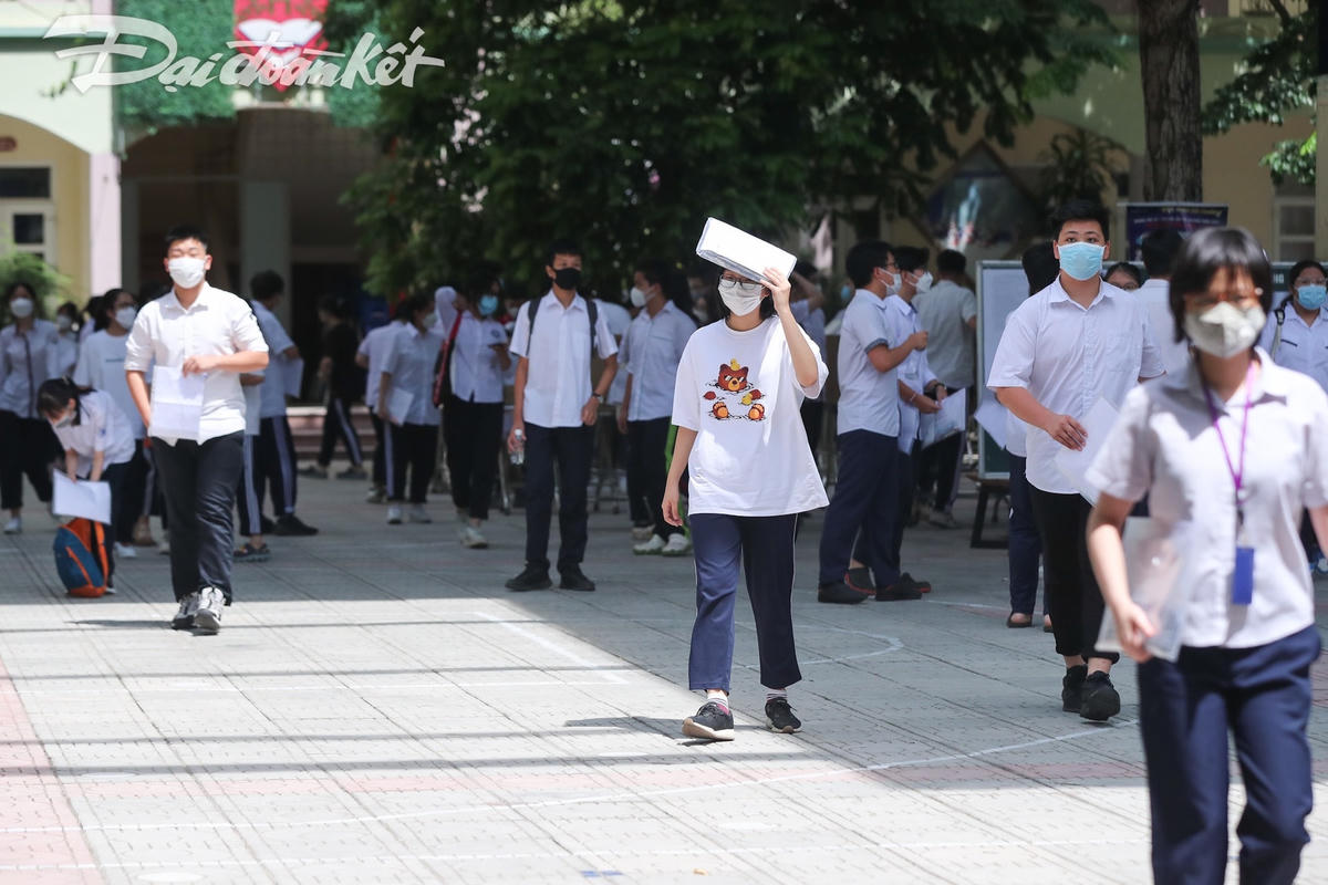 Hơn 10h, thí sinh đã hoàn thành bài thi và rời khỏi phòng thi.