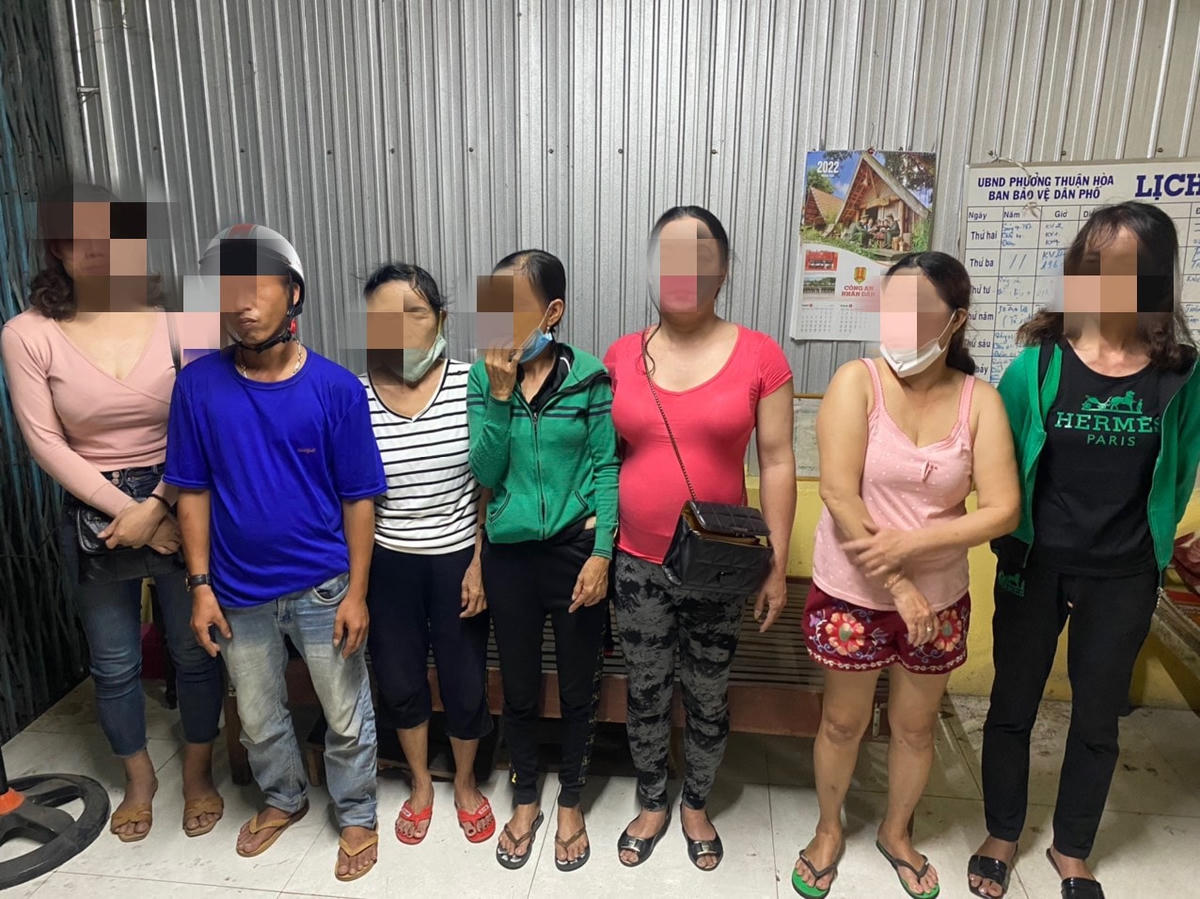 Các đối tượng tại thời điểm bị lực lượng chức năng phát hiện. Ảnh: Công an cung cấp.